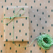 Weihnachtlich verpacktes Geschenk