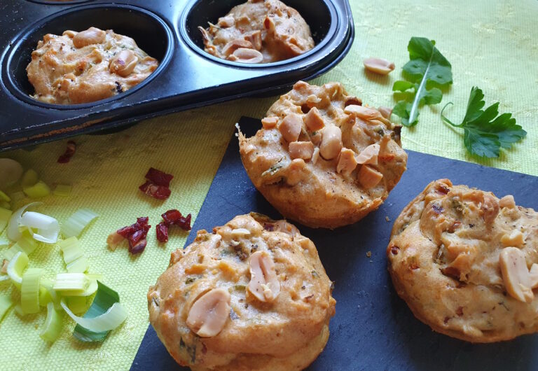 Vegane Muffins auf einer schwarze Unterlage und in der Form.