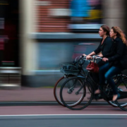 Zwei Fahrradfahrerinnen in der Stadt