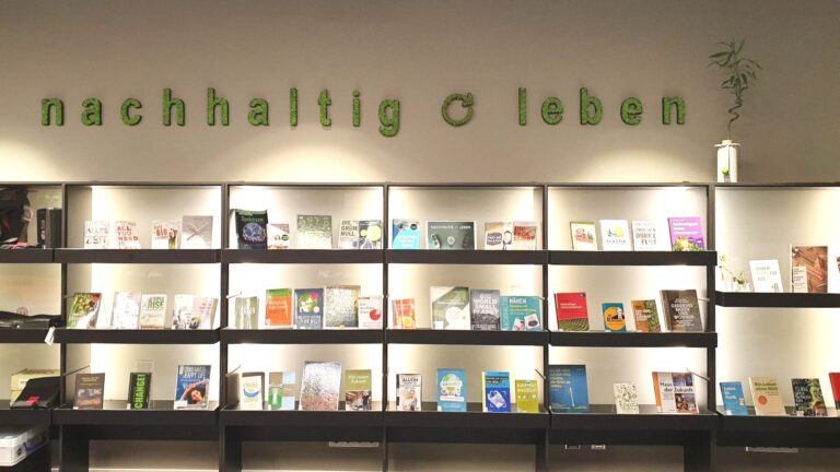 Regal mit Klimabüchern