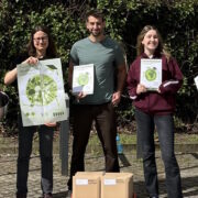 Fünf Studierende der Initiative Mensarevolution halten Plakate.