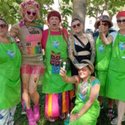 Eine Gruppe der Omas for Future mit grünen Schürzen.