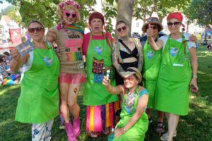 Eine Gruppe der Omas for Future mit grünen Schürzen.