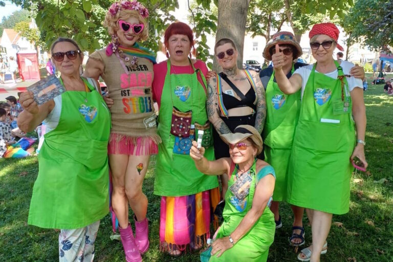 Eine Gruppe der Omas for Future mit grünen Schürzen.