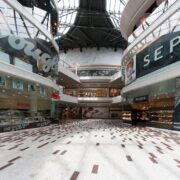 Leeres Einkaufszentrum Nichts kaufen