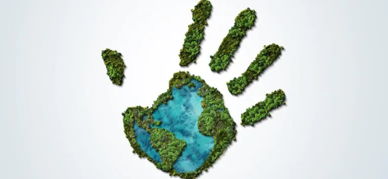 Handabdruck aus grünen Bäumen und blau schimmerndem Wasser