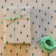 Weihnachtlich verpacktes Geschenk