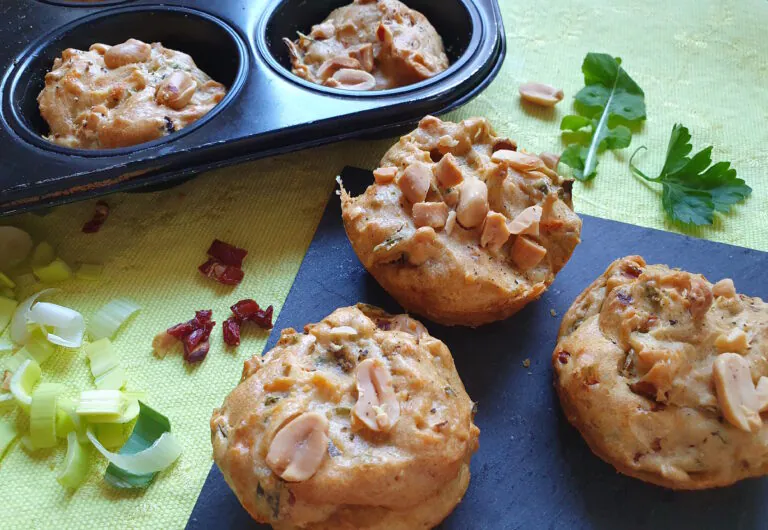 Vegane Muffins auf einer schwarze Unterlage und in der Form.