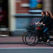 Zwei Fahrradfahrerinnen in der Stadt