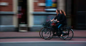 Zwei Fahrradfahrerinnen in der Stadt