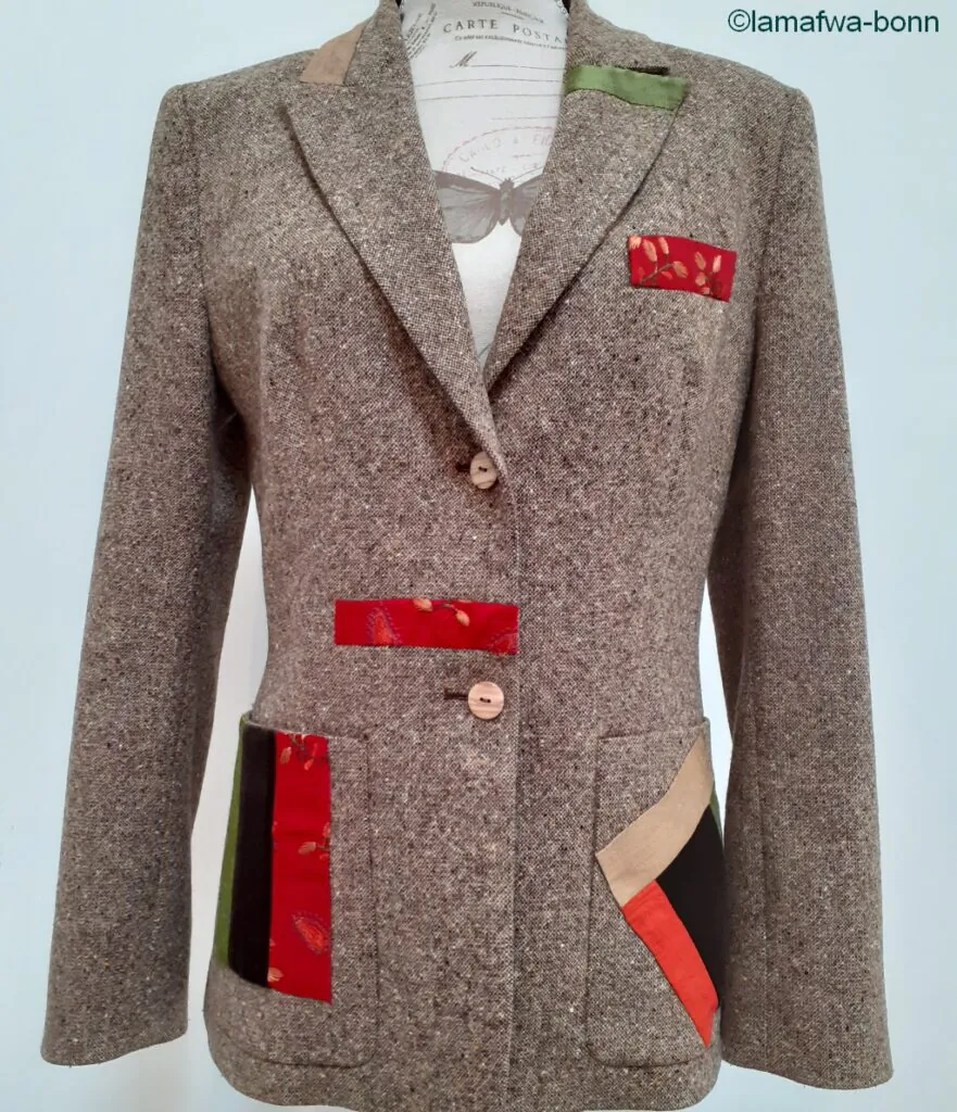 Kreatives Upcycling am Beispiel eines Tweed-Jackets mit farbigen Flicken von lamafwa Bonn.