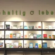 Regal mit Klimabüchern