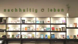 Regal mit Klimabüchern