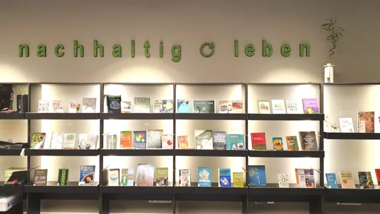 Regal mit Klimabüchern