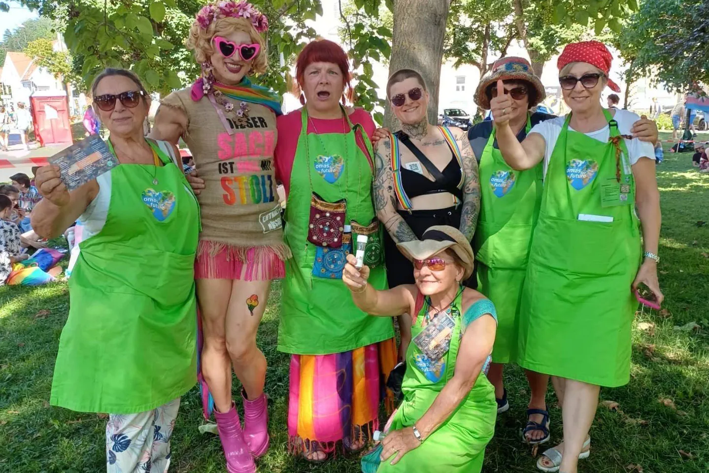 Eine Gruppe der Omas for Future mit grünen Schürzen.